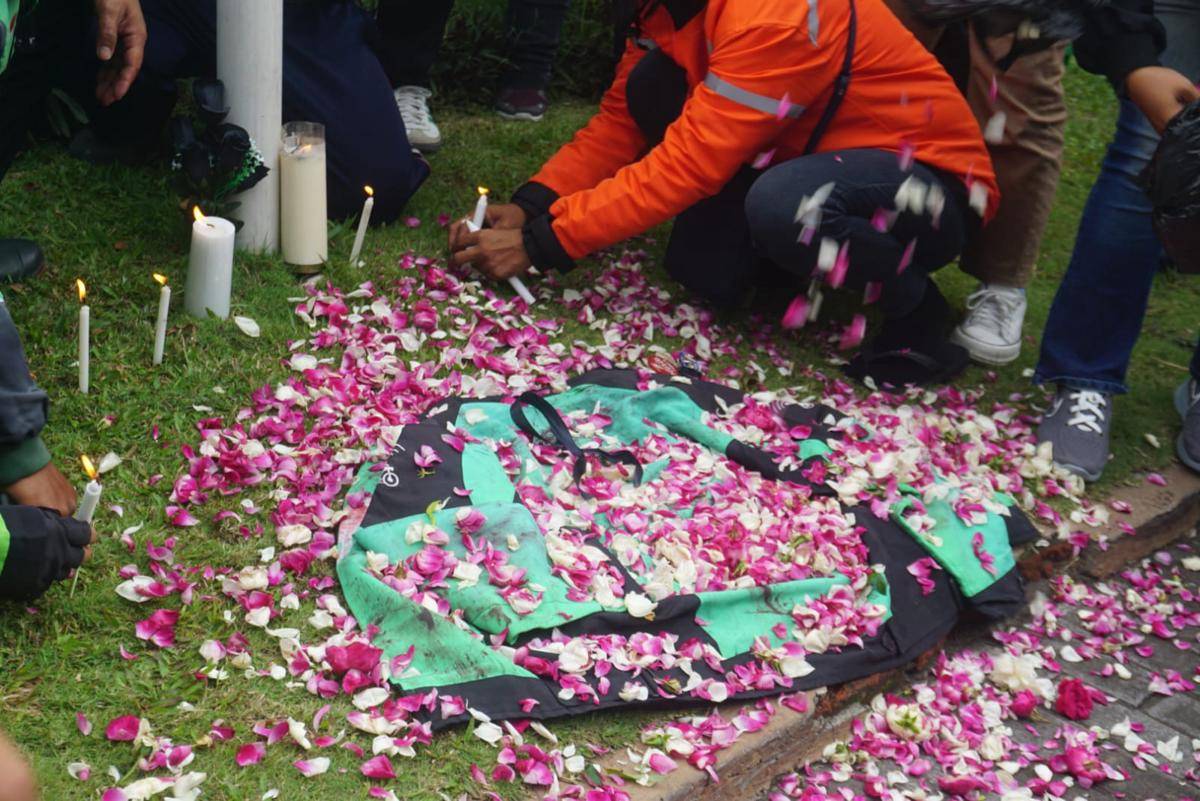 Ratusan pengemudi atau driver ojek online (ojol) menggelar aksi doa bersama di depan Mapolda DIY, Jumat (29/8/2025), untuk kematian Affan Kurniawan yang dilindas mobil rantis Brimob.