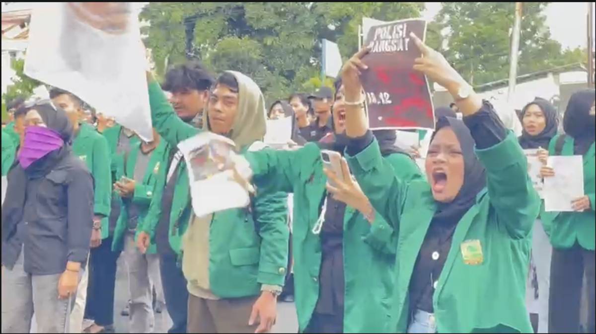 Ribuan massa dari mahasiswa dan pengemudi ojol di Padang melakukan aksi di depan Mapolda Sumbar.