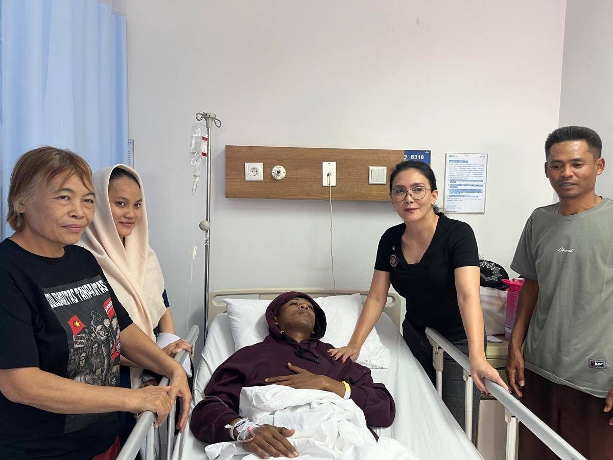 Rieke Diah Pitaloka membesuk korban demo DPR RI