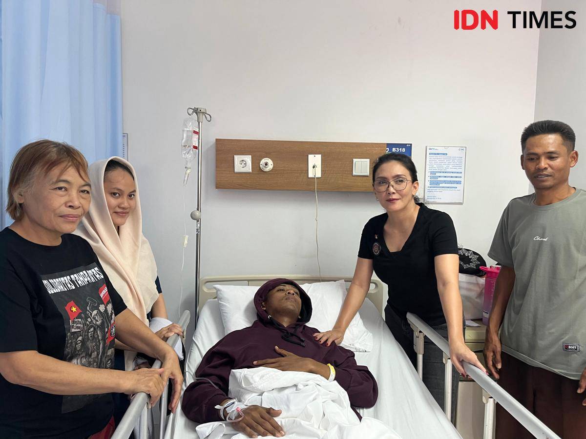 Rieke Diah Pitaloka membesuk korban demo DPR RI