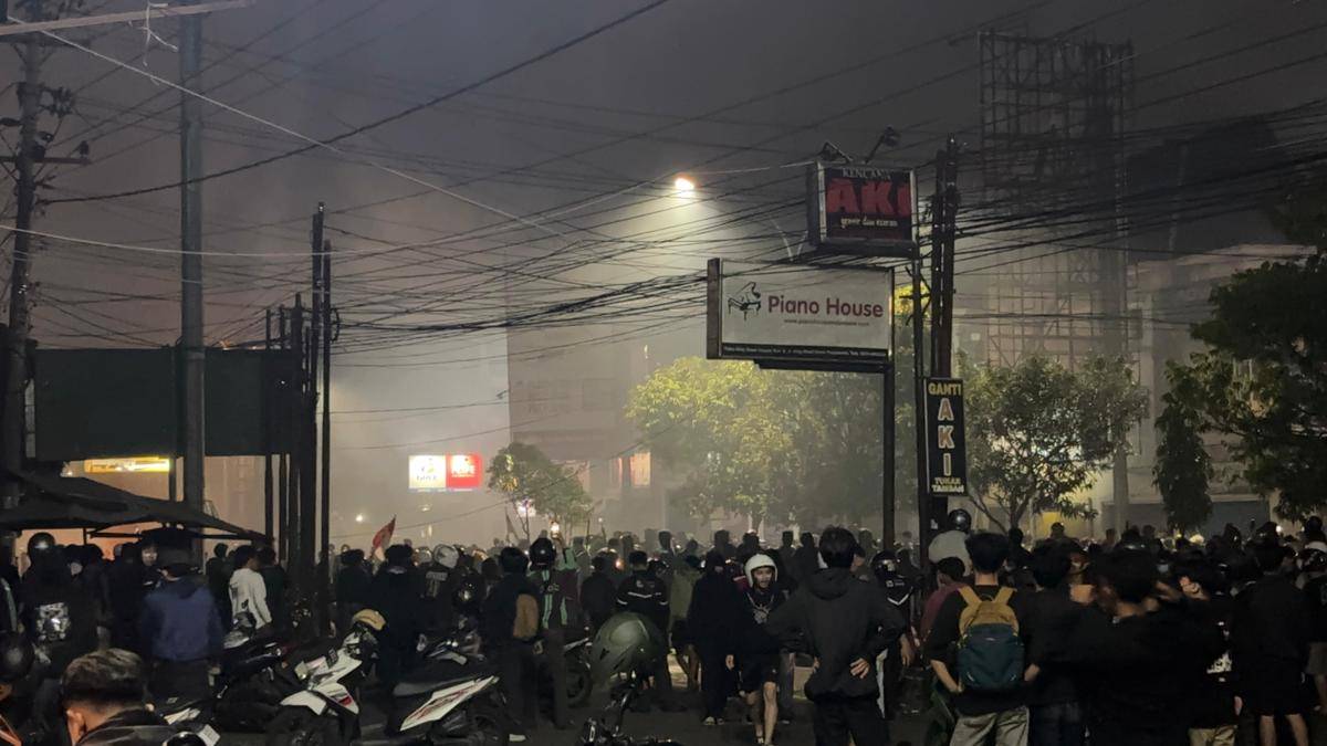 Polisi menembakkan gas air mata ke massa aksi di Mapolda DIY
