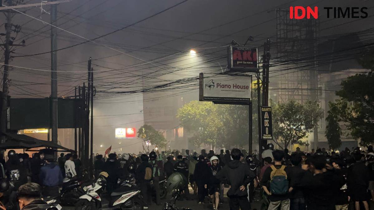 WhatsApp Image olisi hingga saat ini beberapa kali menembakkan gas air mata ke massa aksi dari Jogja Memanggil yang masih bertahan di Mapolda Daerah Istimewa Yogyakarta (DIY).