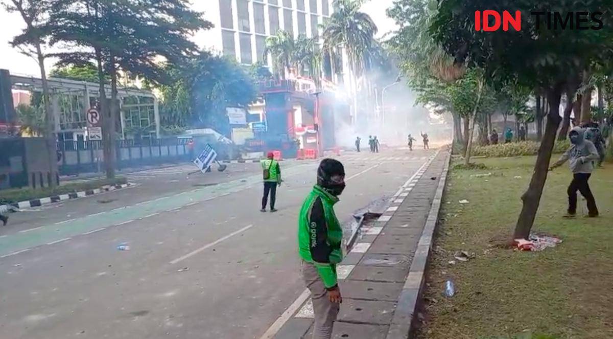 Bentrok massa dan anggota Brimob di depan Markas Satuan Brimob Polda Metro Jaya, Kwitang, Jakarta Pusat. (IDN Times/Fauzan)