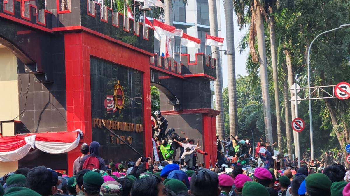 Massa di depan Mako Brimob Kwitang, Jakpus.