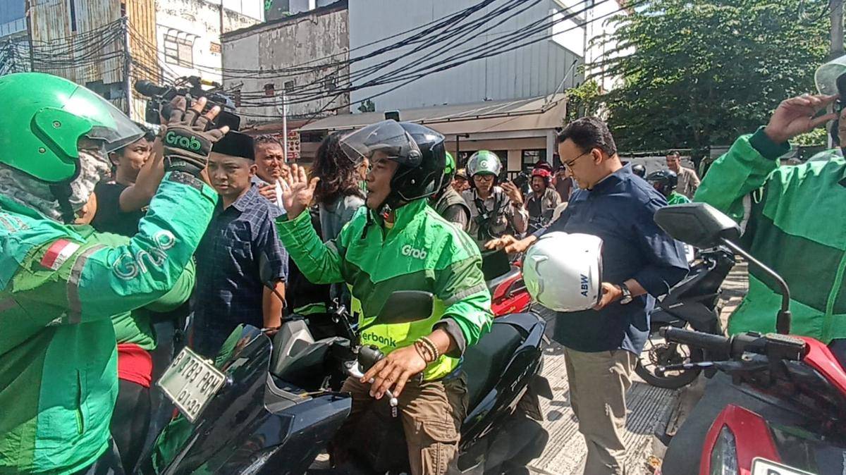 Anies Baswedan ikut mengantar jenazah Affan ke TPU Karet Bivak.
