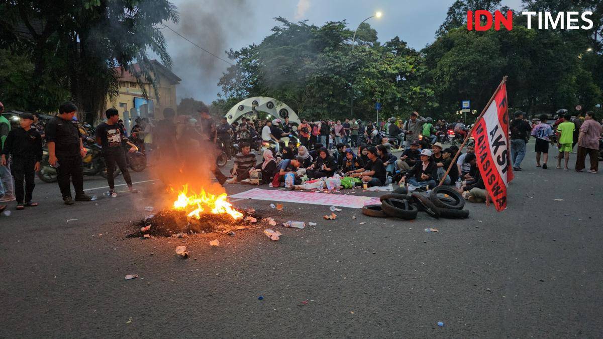 Aksi teatrikal di Tangerang sebagai bentuk protes pengemudi ojol yang dilindas barakuda Brimob Polri