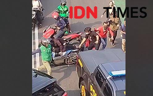 Mobil polisi menabrak pengendara motor di depan Polda Metro Jaya, Jumat (29/8/2025). (IDN Times/Sandy Firdaus)