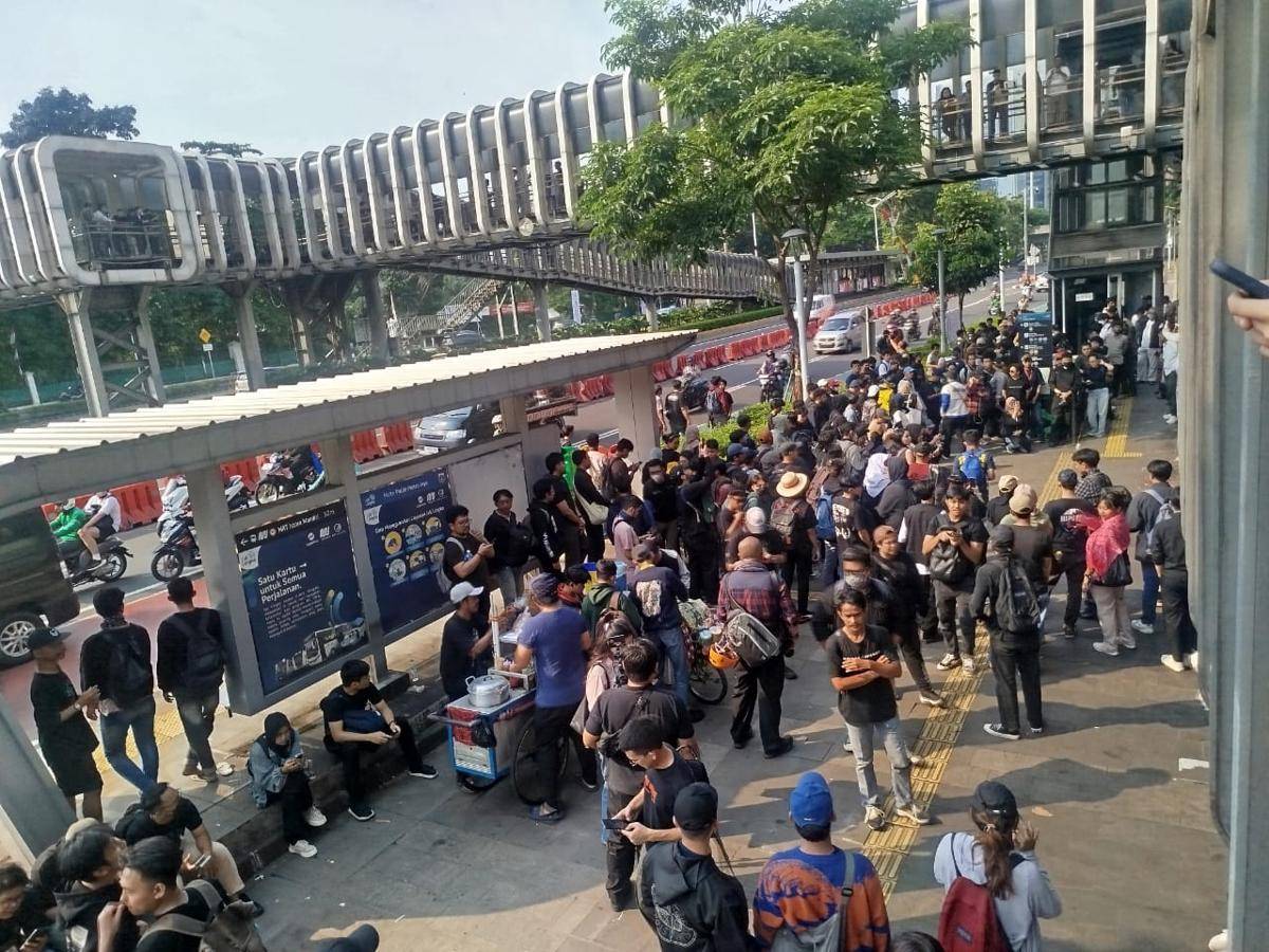 Massa berkumpul di Polda Metro Jaya, Jakarta.
