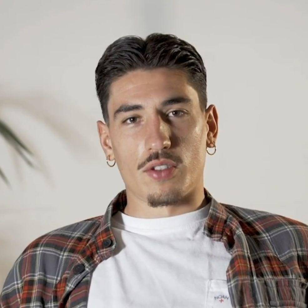 Model rambut Middle Part with Combed Back