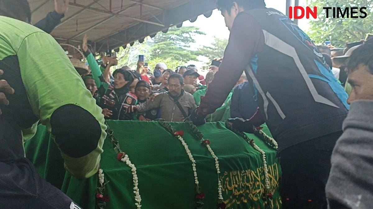 Ratusan ribu Ojol yang mengantar kepergian Affan Kurniawan di TPU Karet Bivak, Jakarta, Jumat (29/8/2025)