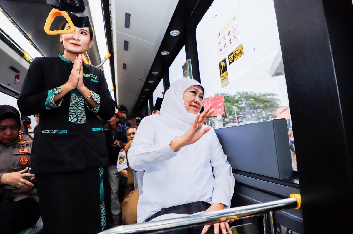 Gubernur Jawa Timur, Khofifah Indar Parawansa saat mencoba naik Bus Trans Jatim.