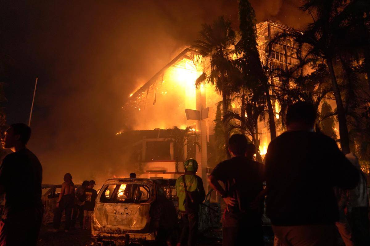 Kantor DPRD Makassar dibakar massa, Jumat malam (29/8/2025). (ANTARA FOTO/Hasrul Said)