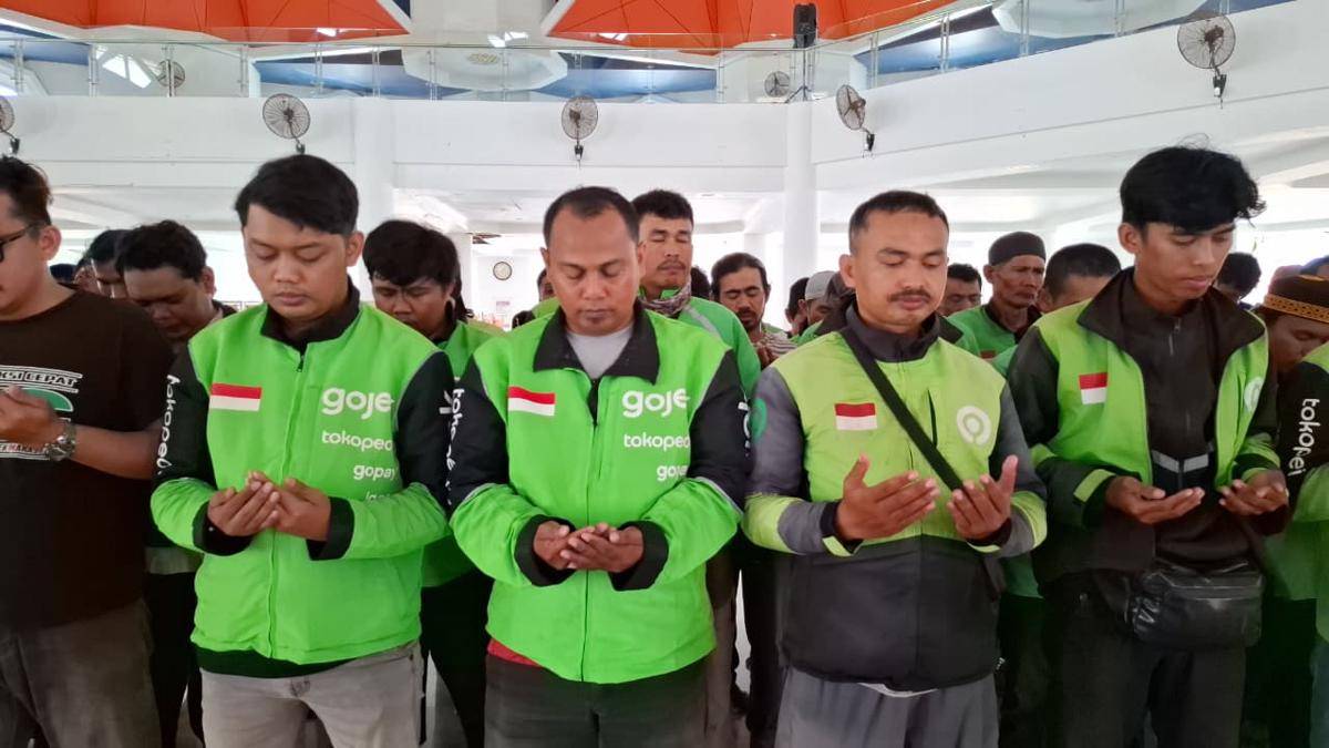 Driver ojol Makassar gelar salat gaib untuk Affan, yang tewas terlindas kendaraan taktis Brimob. (IDN Times/Darsil Yahya)