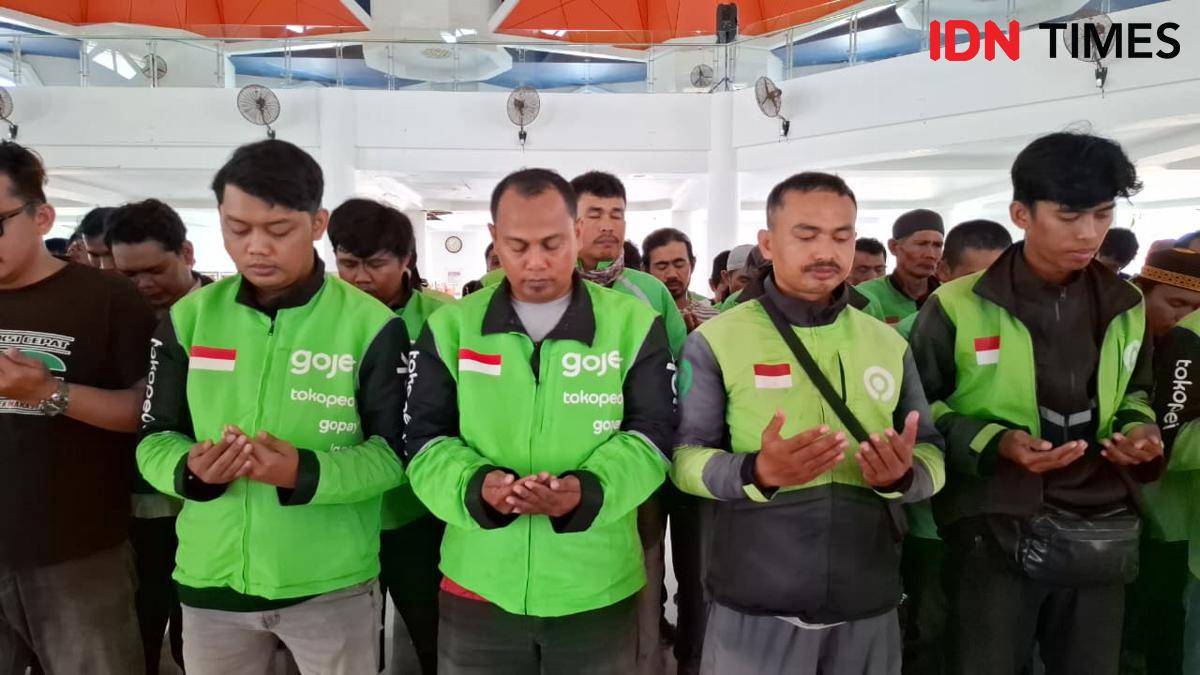 Driver ojol Makassar gelar salat gaib untuk Affan, yang tewas terlindas kendaraan taktis Brimob. (Dok. Istimewa)