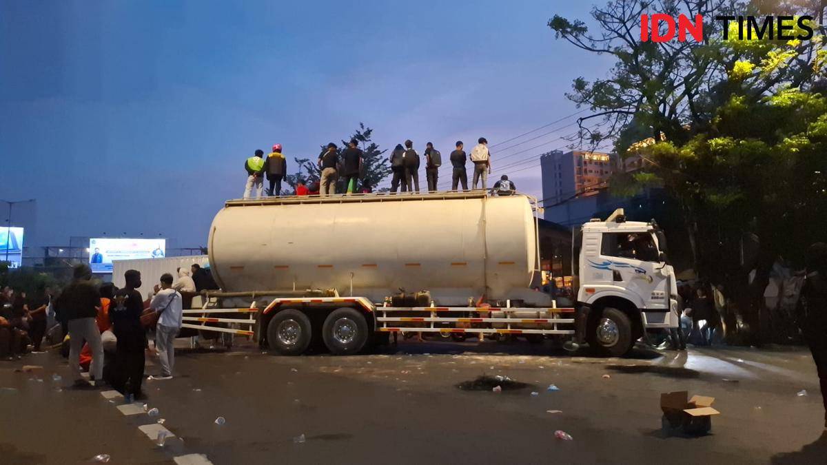 Demo mahasiswa dan warga di Makassar, Jumat (29/8/2025). IDN Times/Darsil Yahya