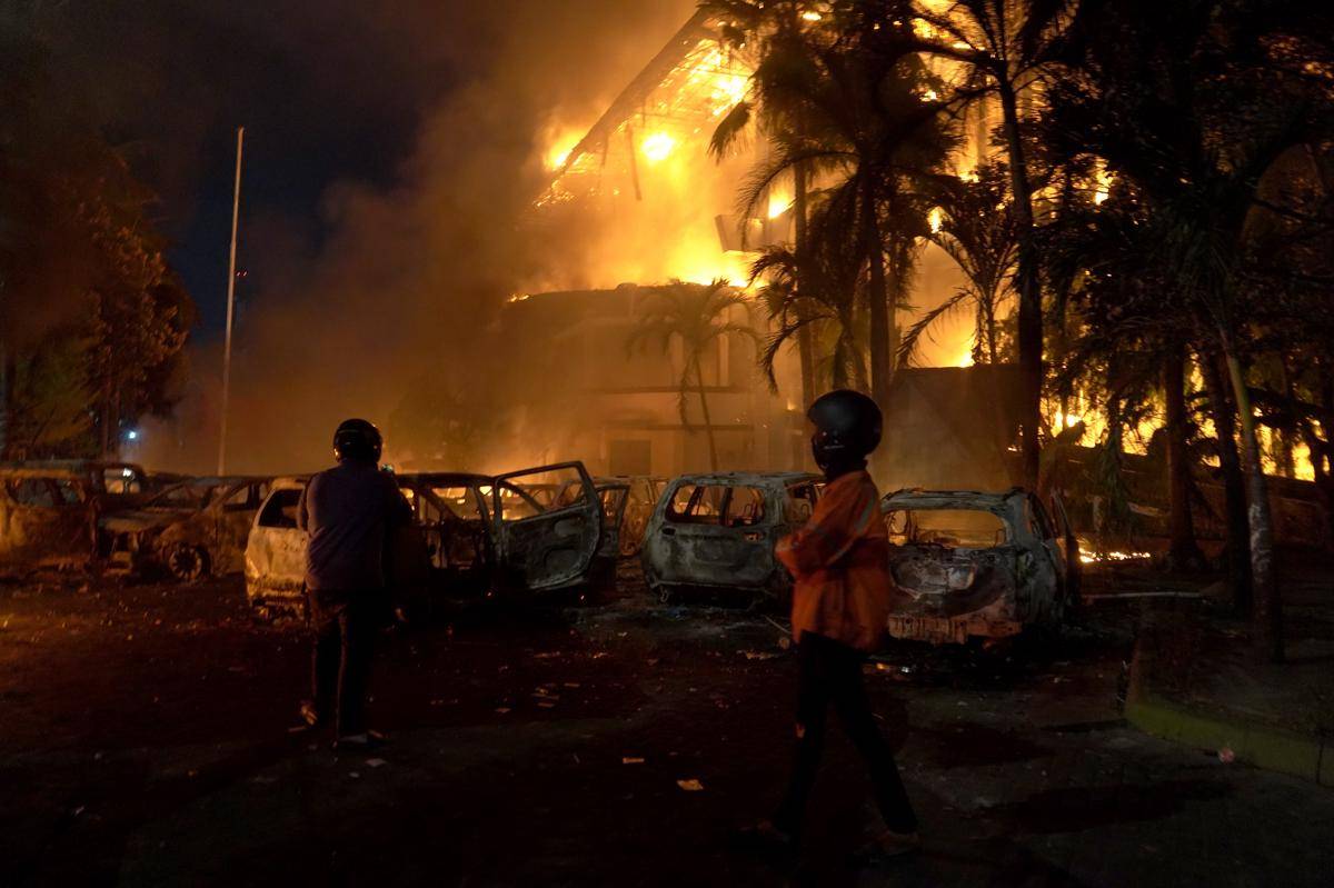 Kantor DPRD Makassar dibakar massa, Jumat malam (29/8/2025). (ANTARA FOTO/Hasrul Said)