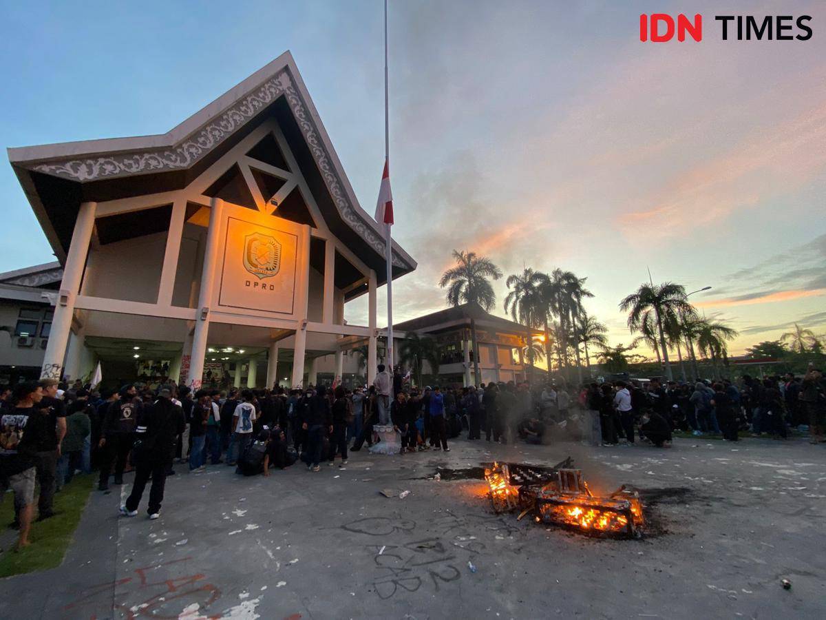 Massa sempat bakar lampu halaman DPRD dan dirikan bendera setengah tiang. 