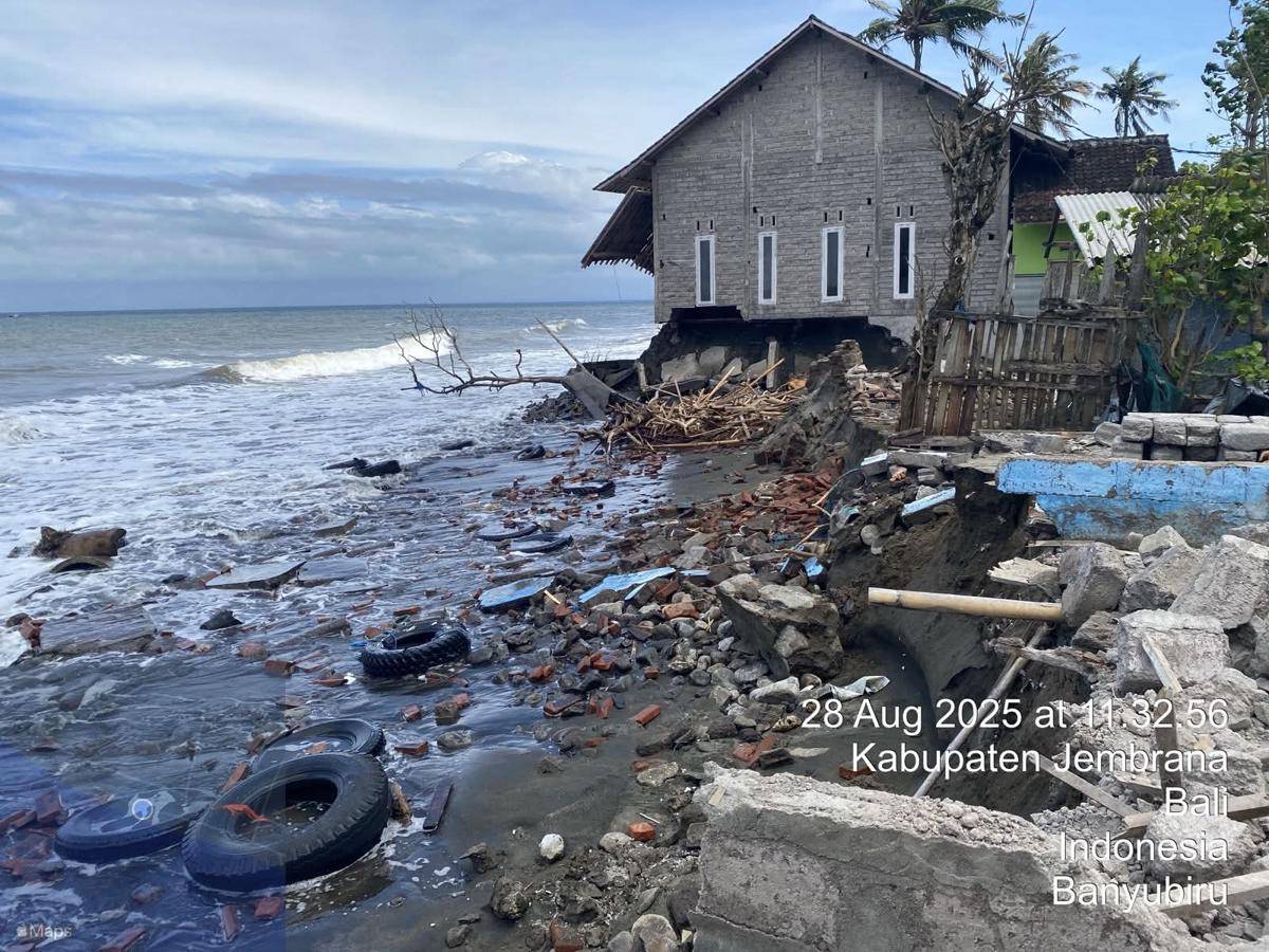 Bencana abrasi akibat gelombang tinggi menerjang kawasan pesisir Banjar Pebuahan, Desa Banyubiru, Kecamatan Negara, Kabupaten Jembrana.(Dok.Istimewa)