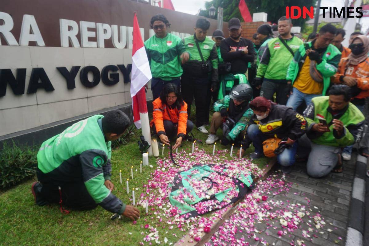 Ratusan pengemudi atau driver ojek online (ojol) menggelar aksi doa bersama di depan Mapolda DIY, Jumat (29/8/2025), untuk kematian Affan Kurniawan yang dilindas mobil rantis Brimob.