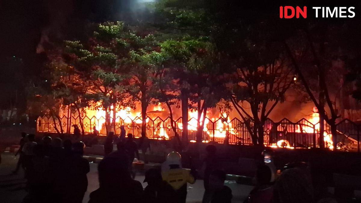 Demonstran bakar mobil di DPRD Makassar, Jumat (29/8/2025). IDN Times/Darsil Yahya