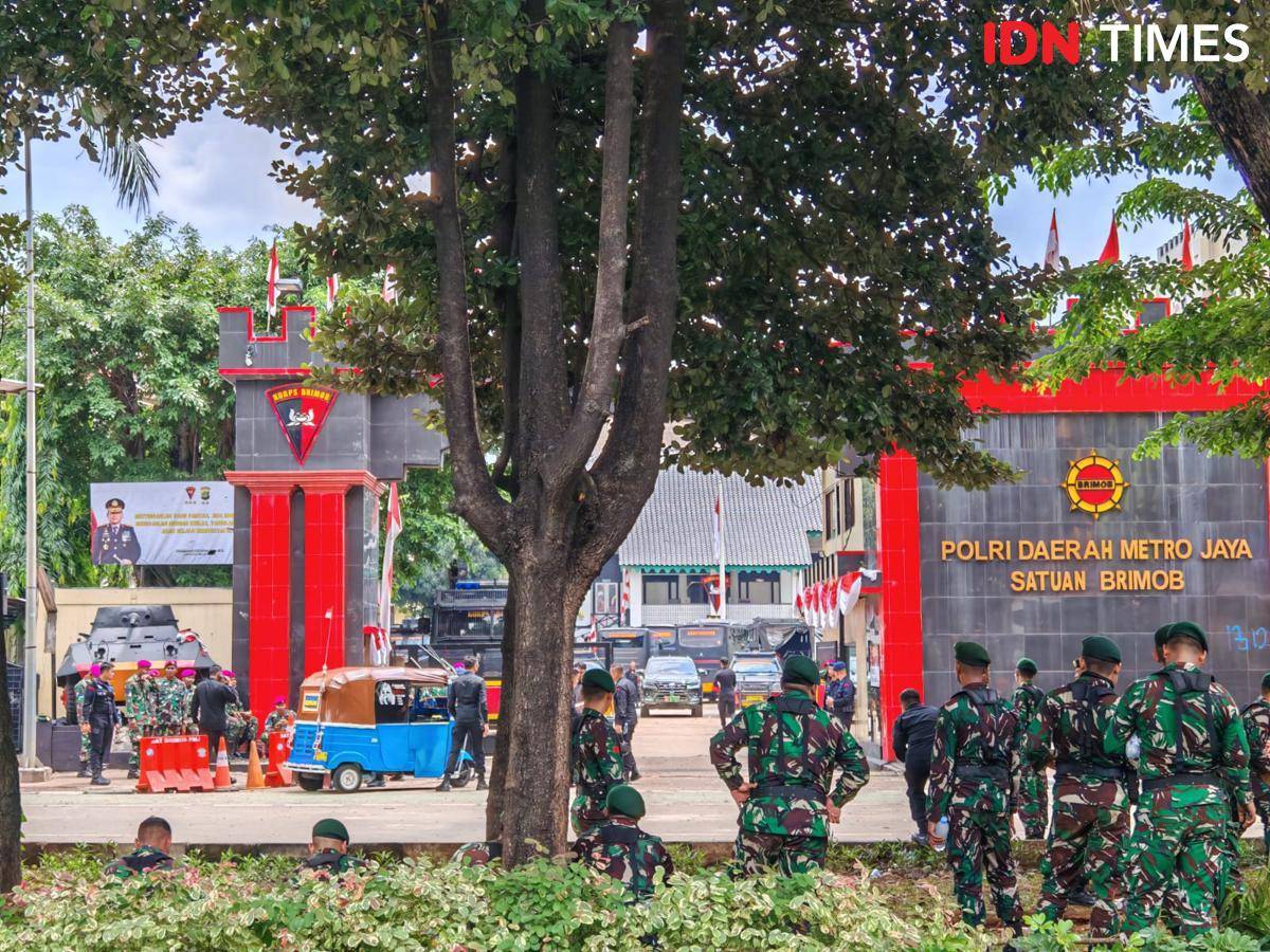 Penjagaan TNI di depan Mako Brimob Kwitang, Jumat (29/8/2025) (IDN Times / M Ilman Nafi'an)