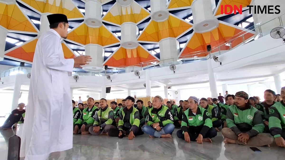 Driver ojol Makassar gelar salat gaib untuk Affan, yang tewas terlindas kendaraan taktis Brimob. (Dok. Istimewa)