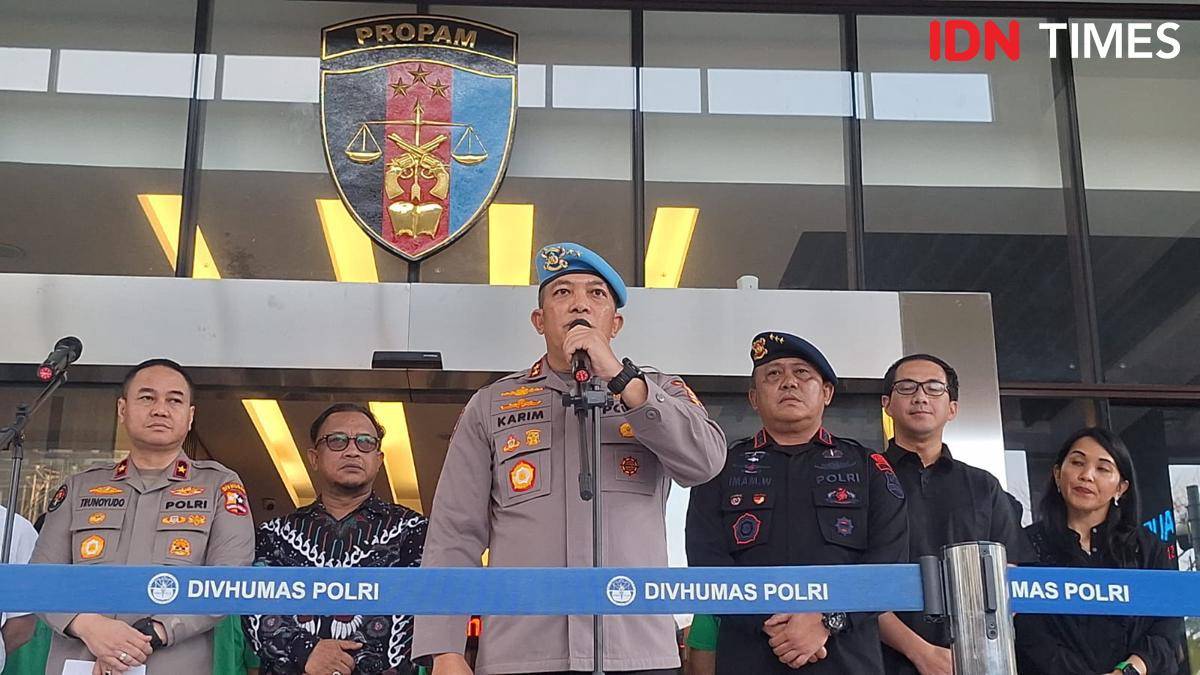 Polri menampilkan tujuh anggota Brimob yang menjadi tersangka kasus tewasnya driver ojol Affan Kurniawan. (IDN Times/ Lia Hutasoit)