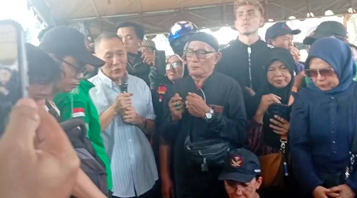 Babah Alun saat Pemakaman Affan Kurniawan