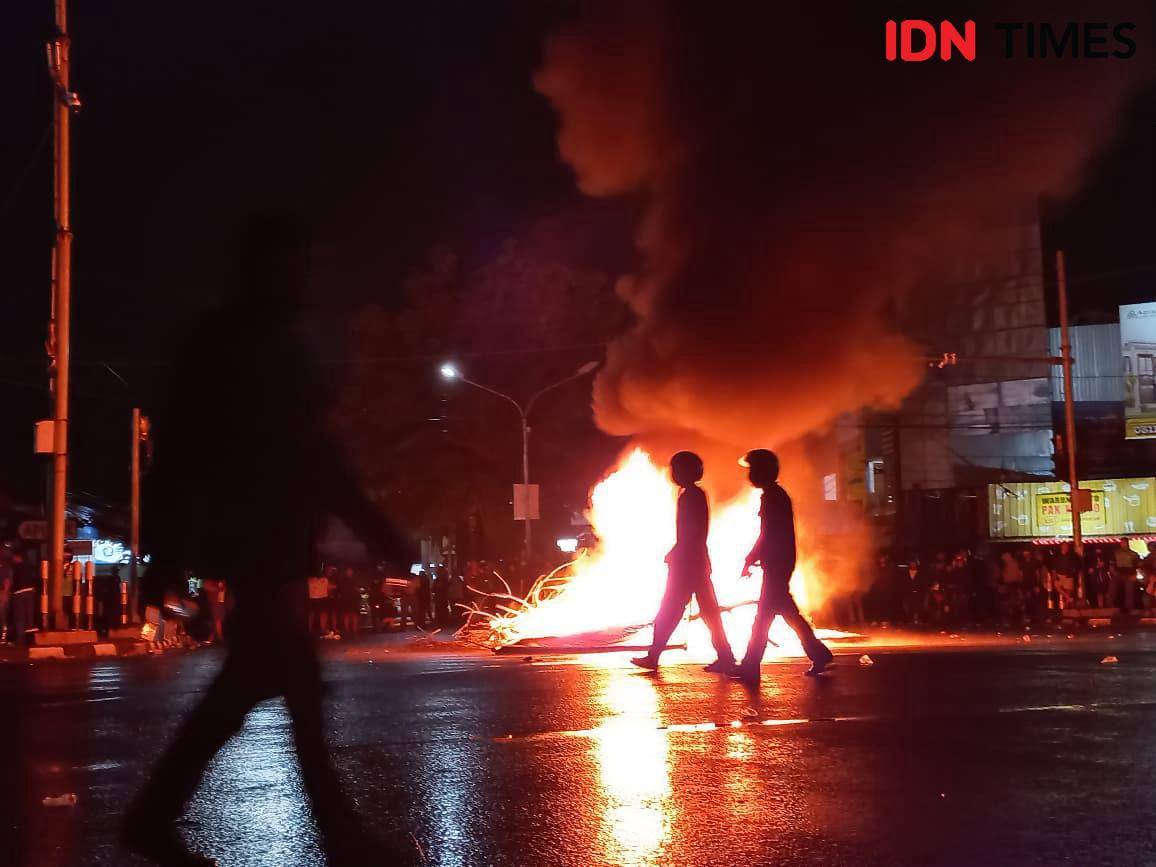  Suasana di sekitar Markas Kepolisian Daerah (Mapolda) Daerah Istimewa Yogyakarta (DIY) memanas pada Jumat (29/8/2025).
