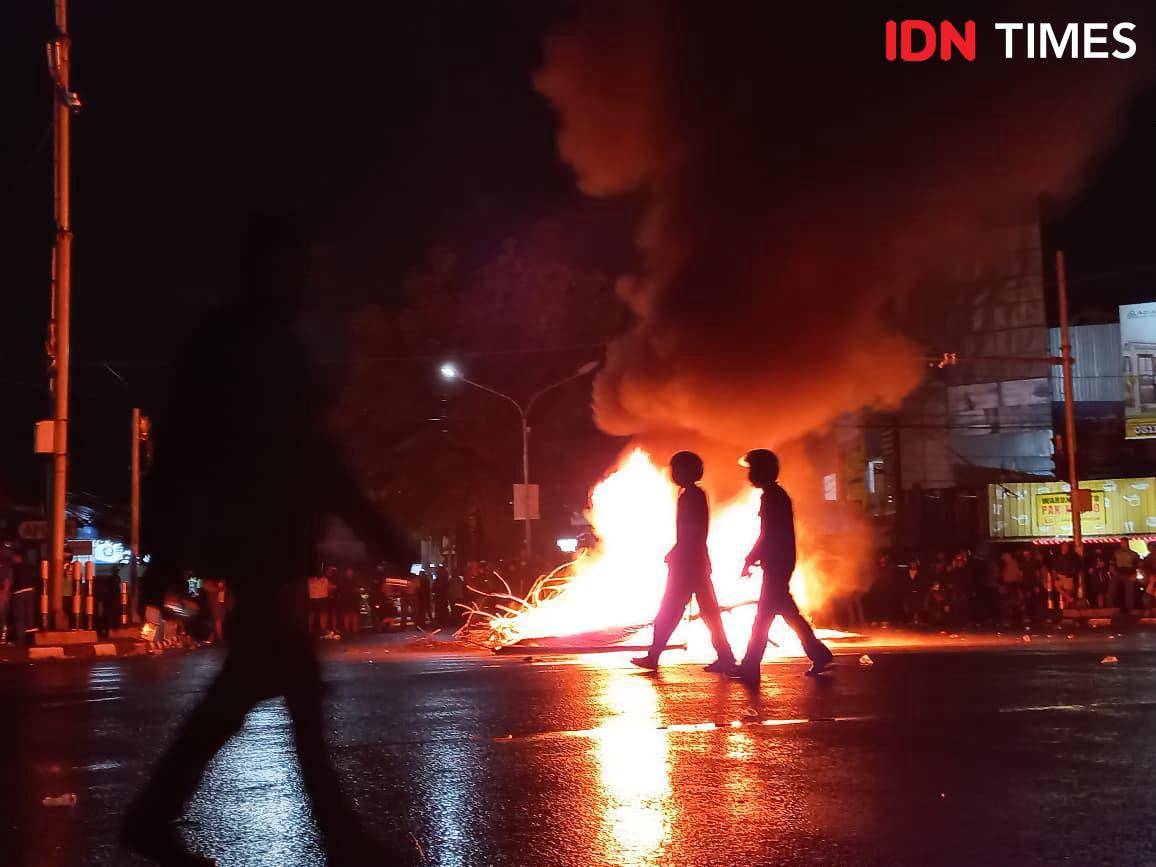 Suasana di sekitar Markas Kepolisian Daerah (Mapolda) Daerah Istimewa Yogyakarta (DIY) memanas pada Jumat (29/8/2025).