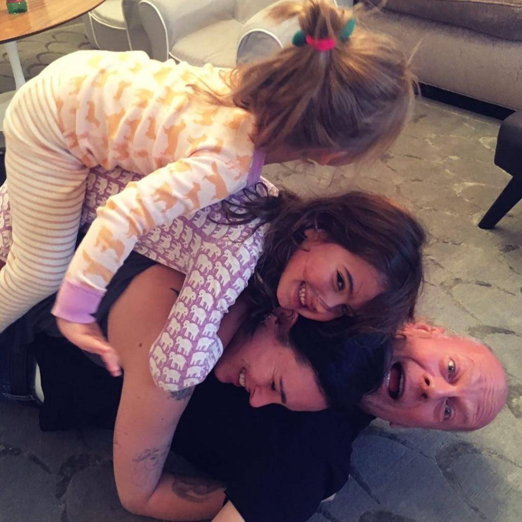 Bruce Willis bersama istri dan anak-anak