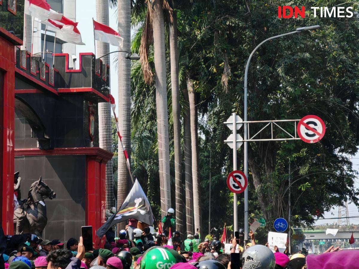 Massa mulai tembaki markas Mako Brimob dengan kembang api dalam aksi Jumat (29/8/2025) (IDN Times / M Ilman Nafi'an)