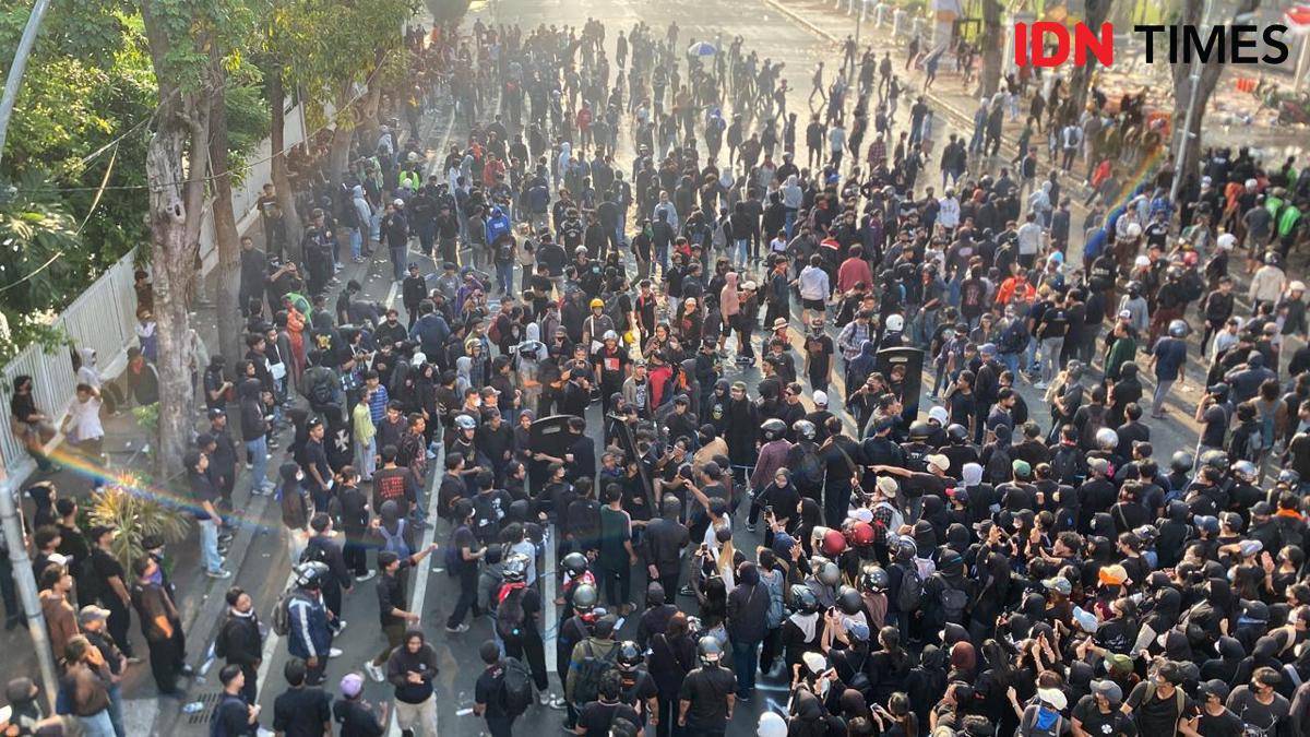kita keburu ditembak water cannon.
