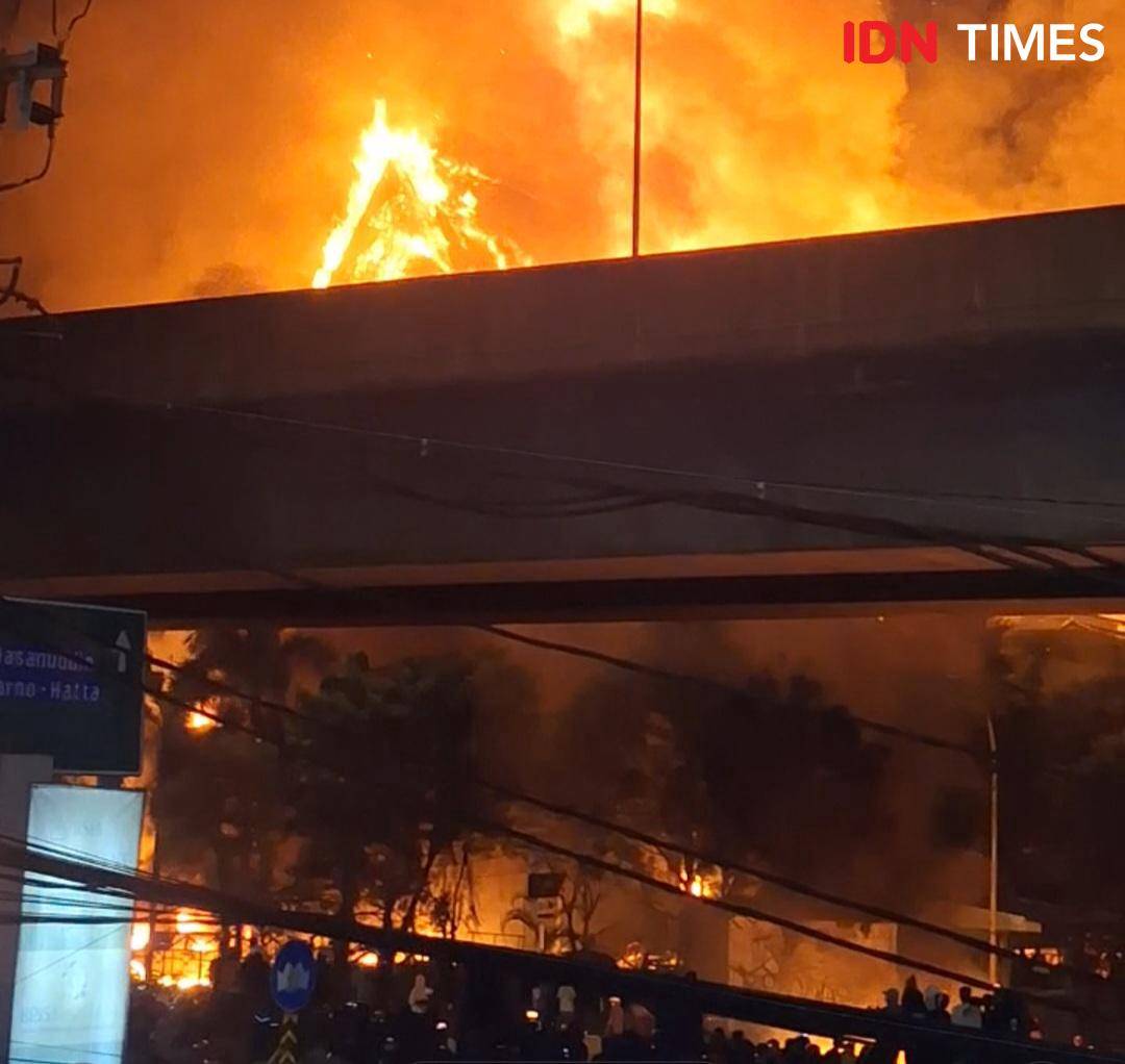 Kantor DPRD Makssar dibakar massa pengunjuk rasa, Jumat (29/8/2025). IDN Times/Irwan Idrid