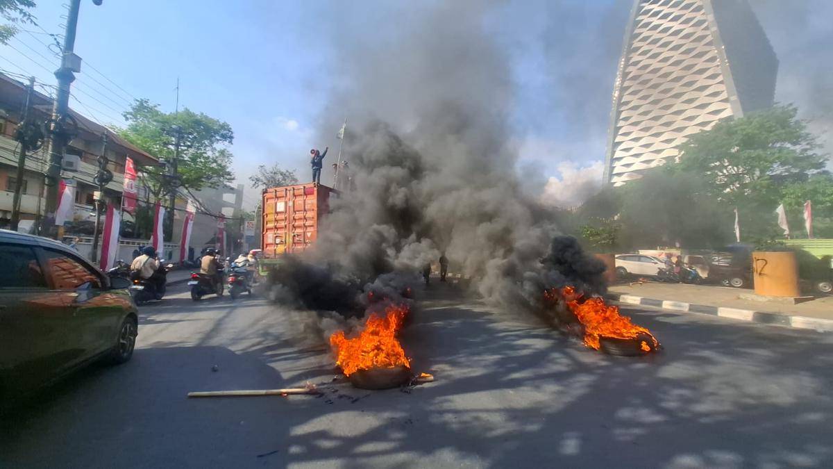 Demo mahasiswa dan warga di Jl AP Pettarani Makassar, Jumat (29/8/2025). IDN Times/Darsil Yahya