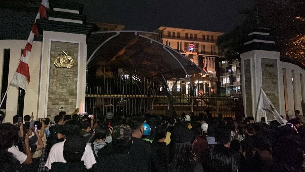 Massa aksi di Padang bertahan hingga malam, ngotot ingin menemui Kapolda Sumbar.
