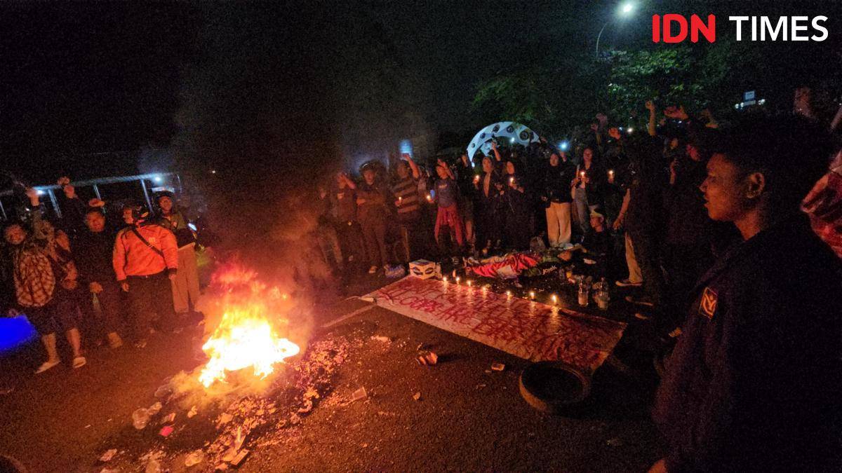 aksi unjuk rasa yang terdiri dari mahasiswa dan pengemudi ojek online di Jalan Perintis Kemerdekaan, Kota Tangerang