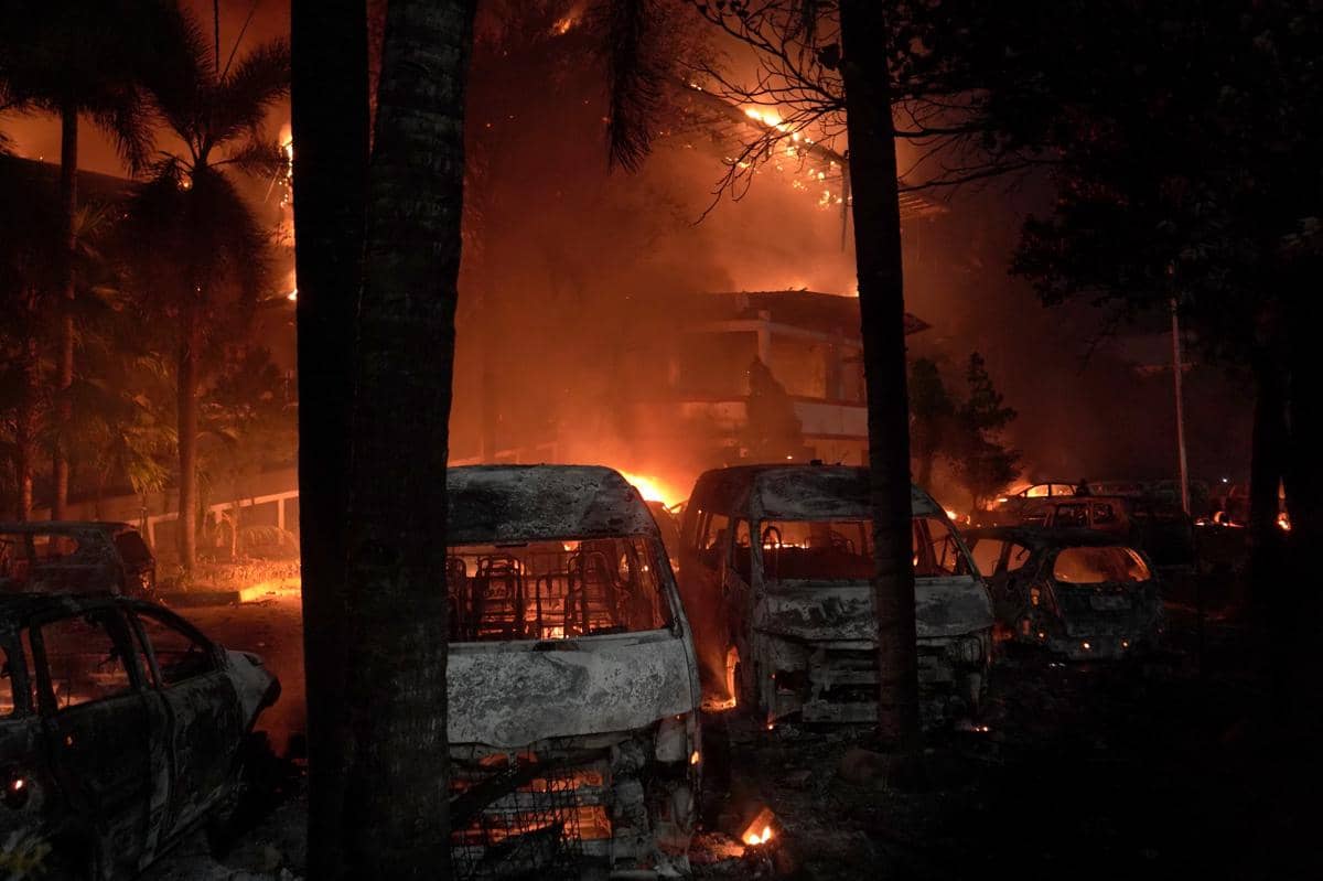 Kantor DPRD Makassar dibakar massa, Jumat malam (29/8/2025). (ANTARA FOTO/Hasrul Said)