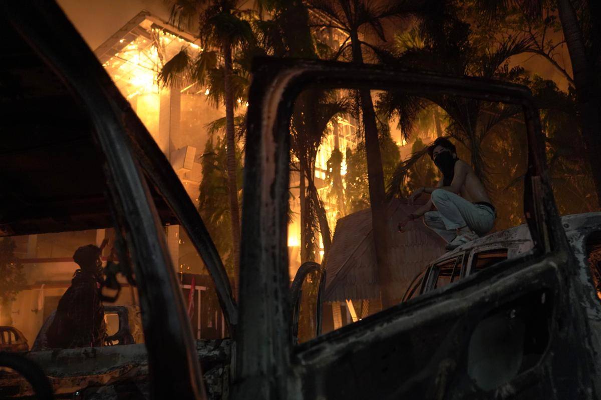 Kantor DPRD Makassar dibakar massa, Jumat malam (29/8/2025). (ANTARA FOTO/Hasrul Said)