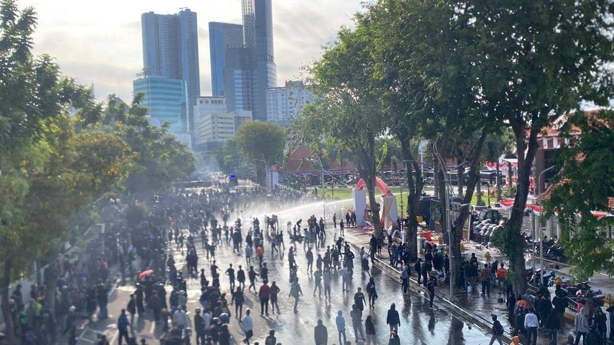 Aksi Solidaritas Mengecam Kekerasan Aparat di Depan Grahadi Memanas