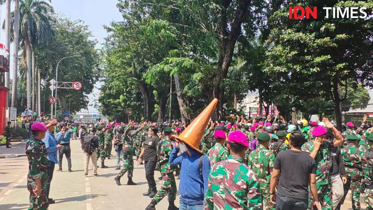 Massa lempari Markas Satuan Brimob Polda Metro Jaya, di Kwitang, Jakarta Pusat. (IDN Times/Ilman Nafian)