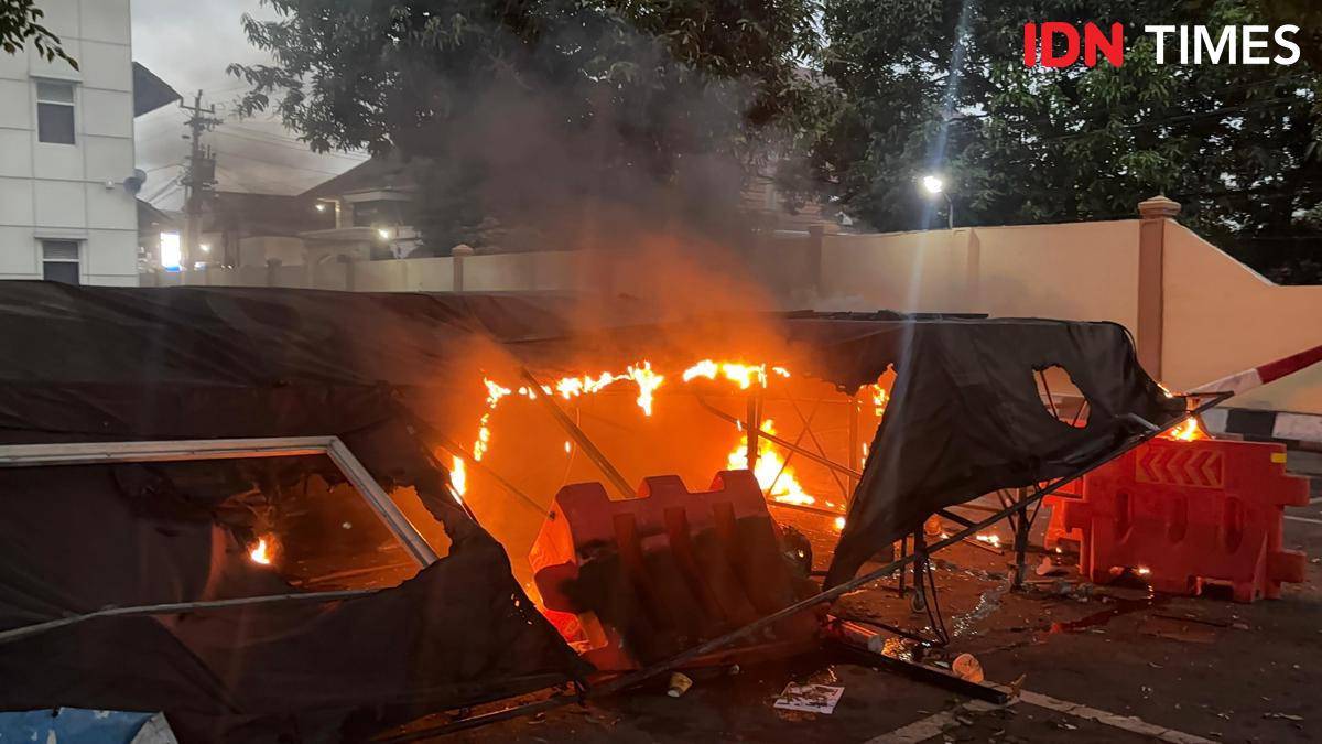 Aksi bakar tenda di Mapolda DI Yogyakarta