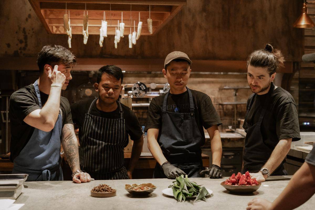 Potret Chef Edoardo Pellicano dan tim Charkoal sedang menyiapkan menu makanan