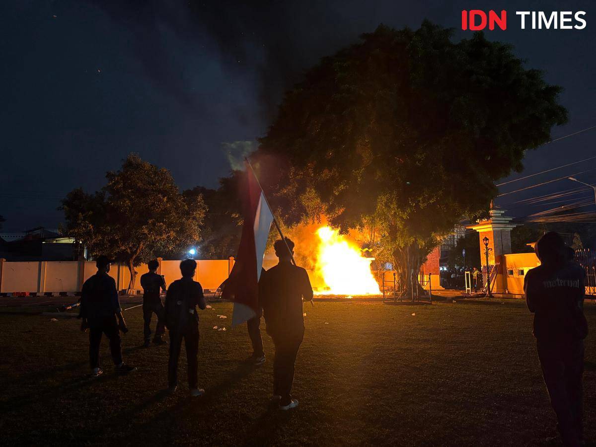 Sebuah mobil jadi sasaran massa aksi di Mapolda DIY, Sleman, Jumat (29/8/2025).