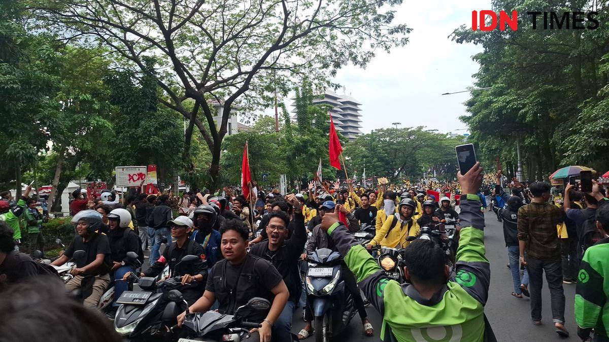 Ratusan bahkan ribuan mahasiswa dan elemen ojol berbagai atribut demo besar-besaran di Mapolda Jateng. (IDN Times/Fariz Fardianto)