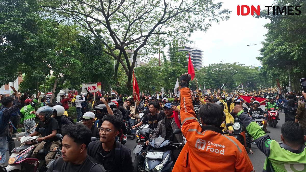 Para driver ojol dari Shopee dan Gojek ikut merangsek bersama para mahasiswa Semarang untuk demo di Mapolda Jateng. (IDN Times/bt)