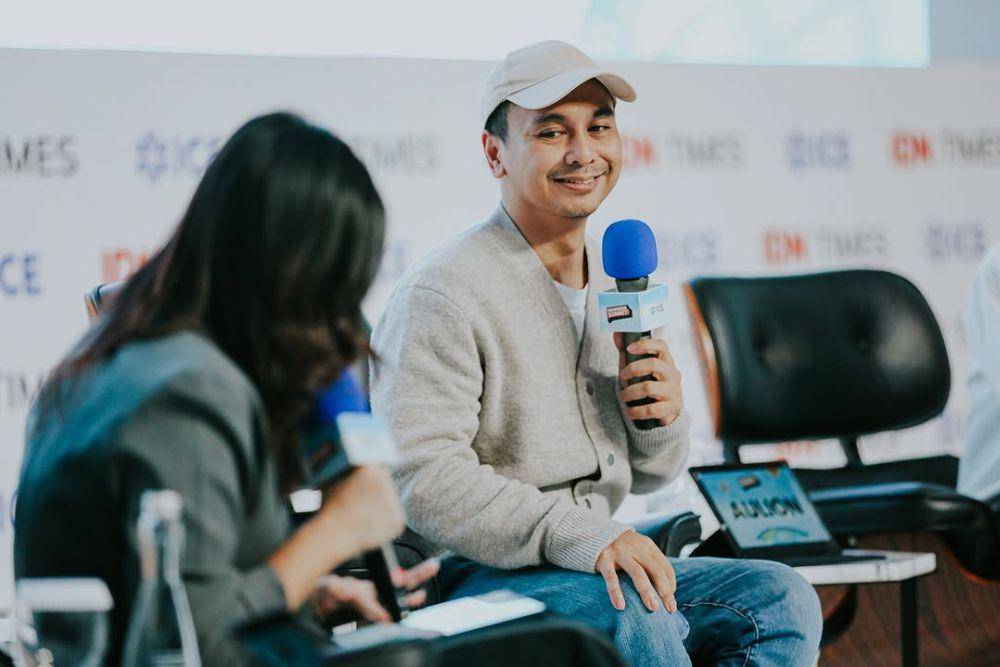 Potret Raditya Dika saat menjadi salah satu pembicara di Indonesia Summit 2025.