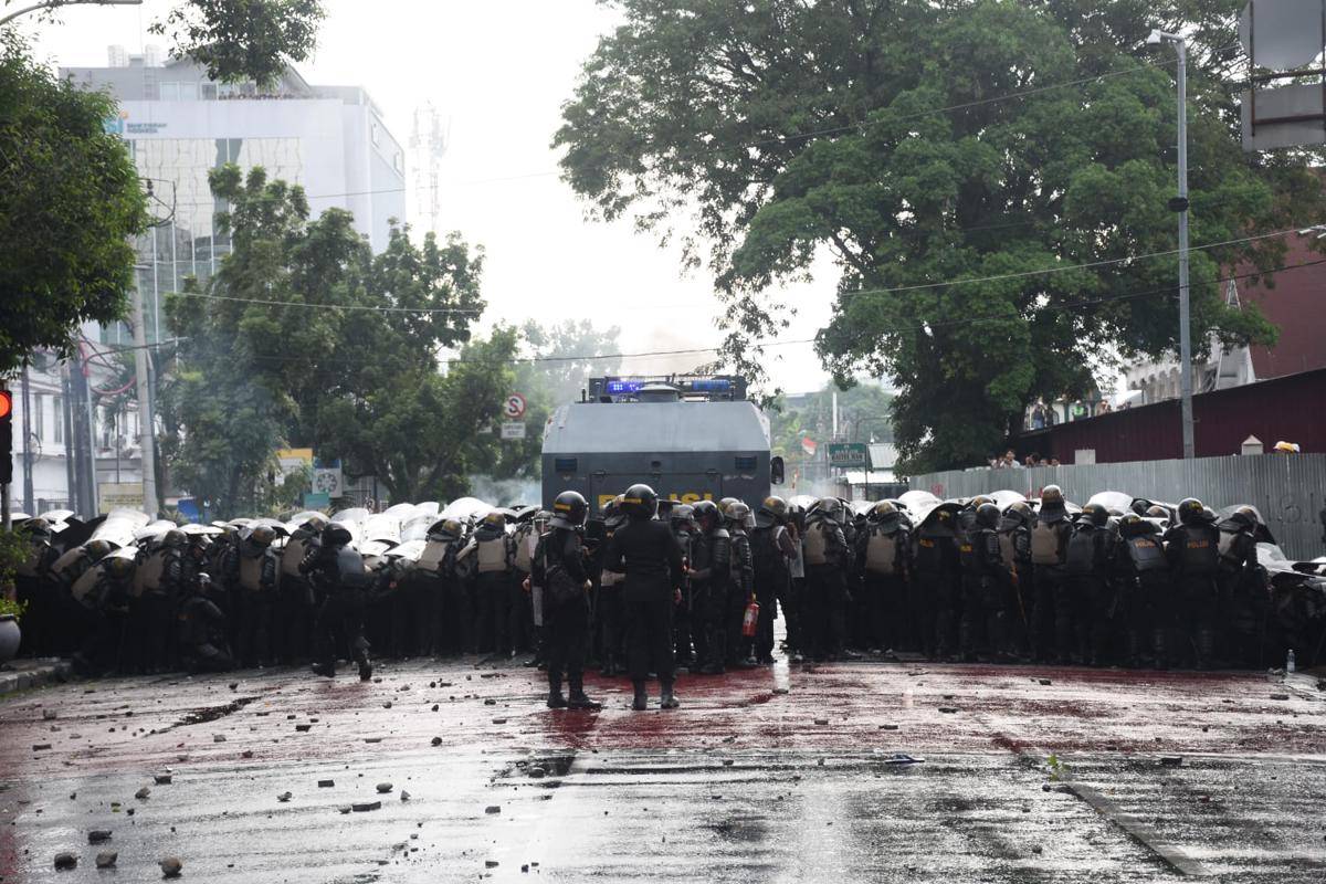 Polisi memukul mundur massa di DPRD Sumut dengan gas air mata pada demo, Jumat (29/8/2025) (IDN Times/Prayugo Utomo)