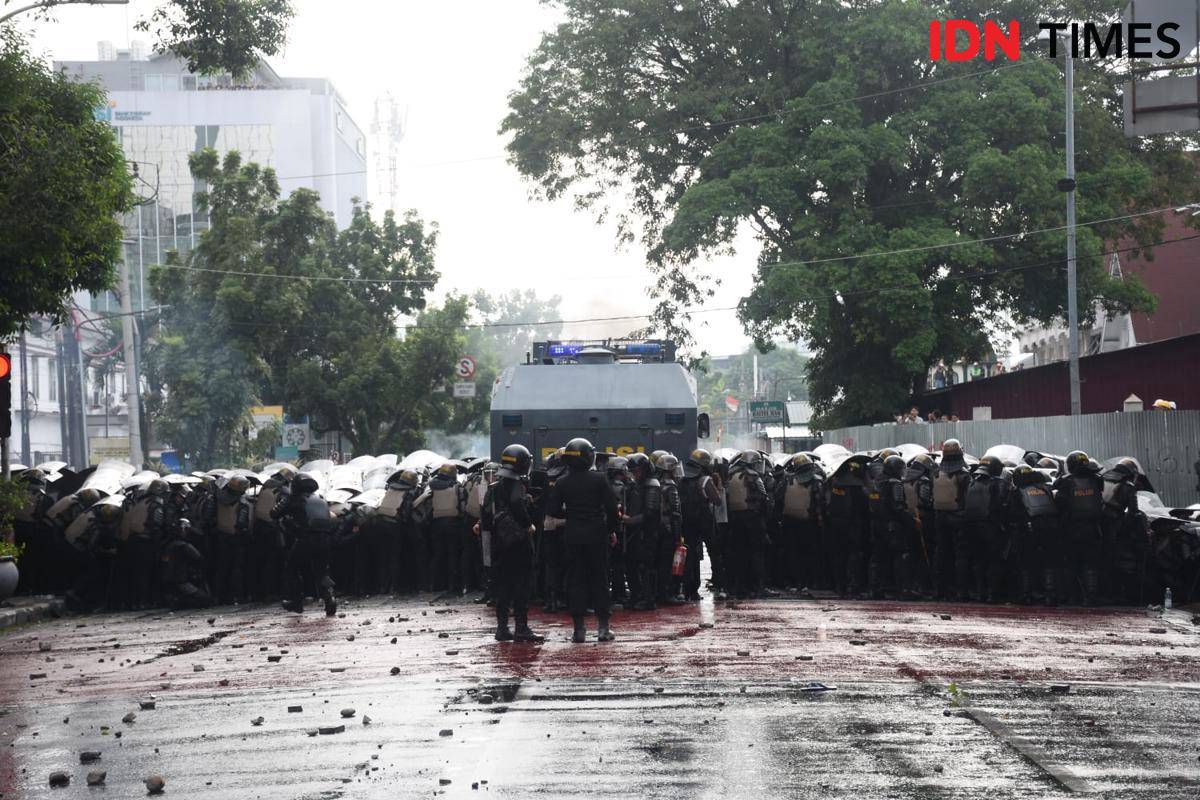 Polisi memukul mundur massa di DPRD Sumut dengan gas air mata pada demo, Jumat (29/8/2025) (IDN Times/Prayugo Utomo)