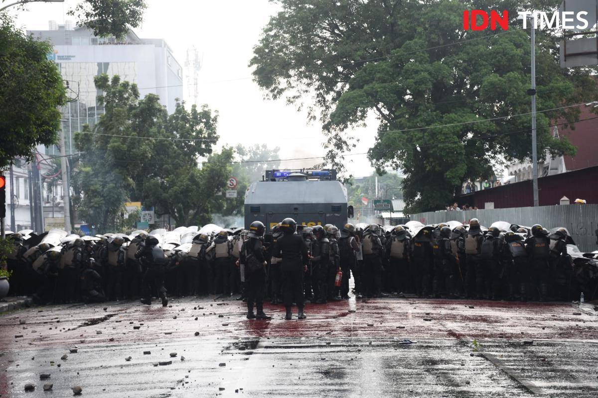 Polisi memukul mundur massa di DPRD Sumut dengan gas air mata pada demo, Jumat (29/8/2025) (IDN Times/Prayugo Utomo)